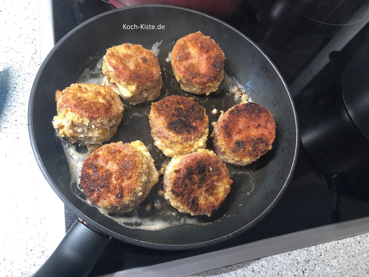 dann drehe die Salamistücke mit Hilfe der Küchenzange