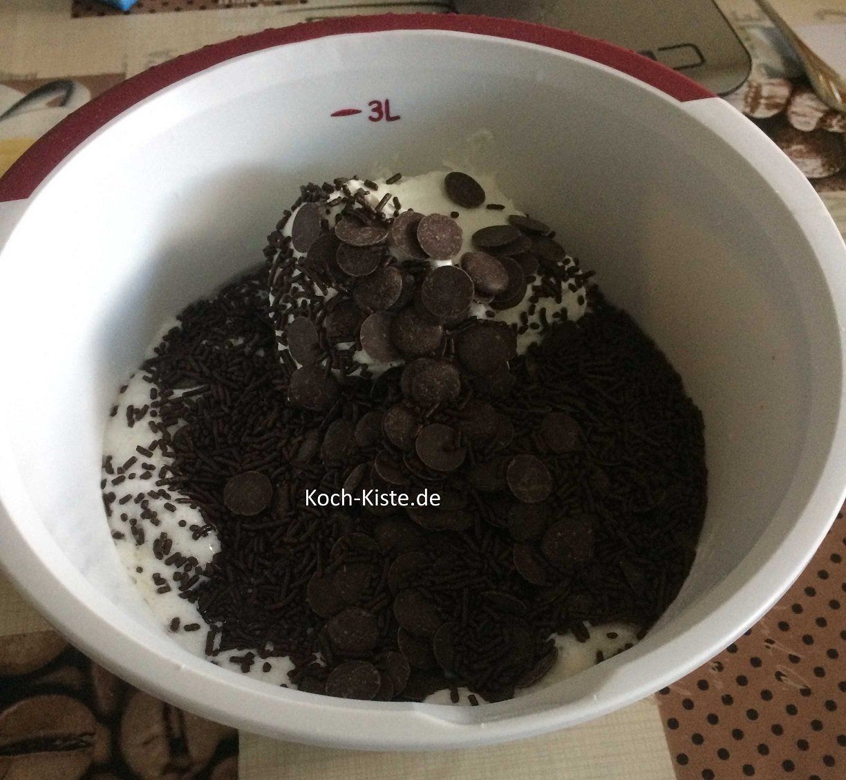 Zutaten in eine Rührschüssel geben