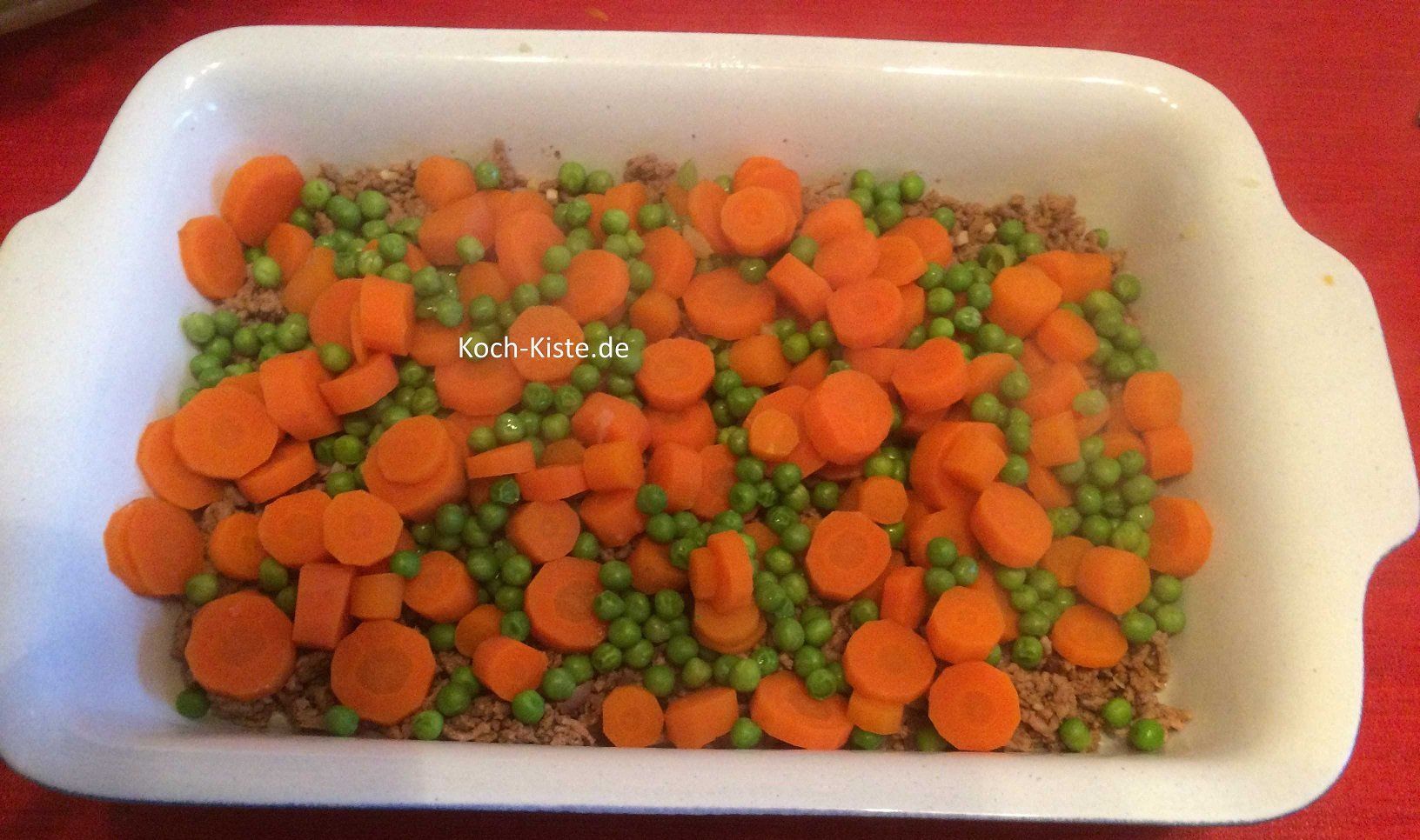 Erbsen und Möhren über  das Hack geben