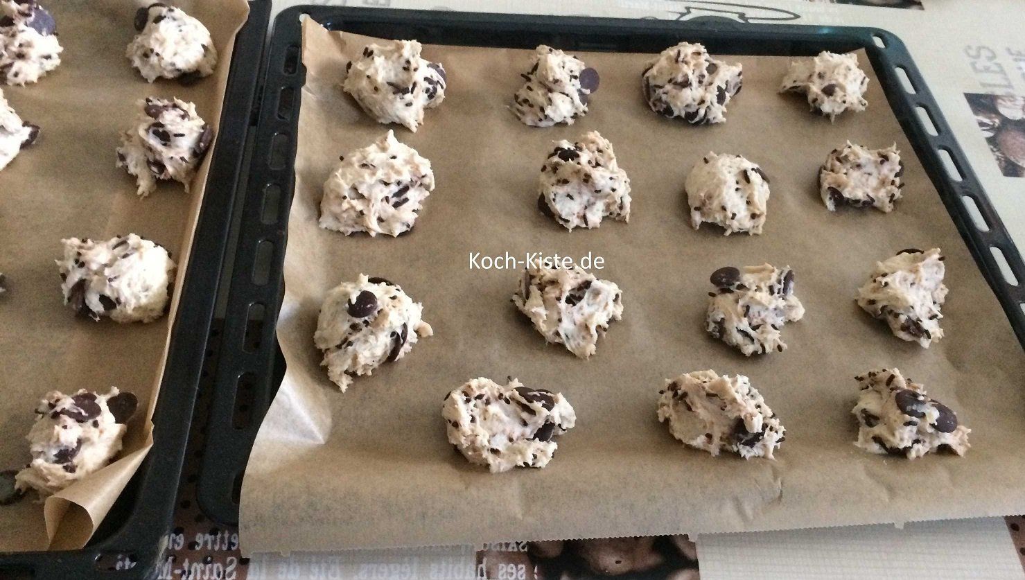 Teig portionsweise auf das Blech geben