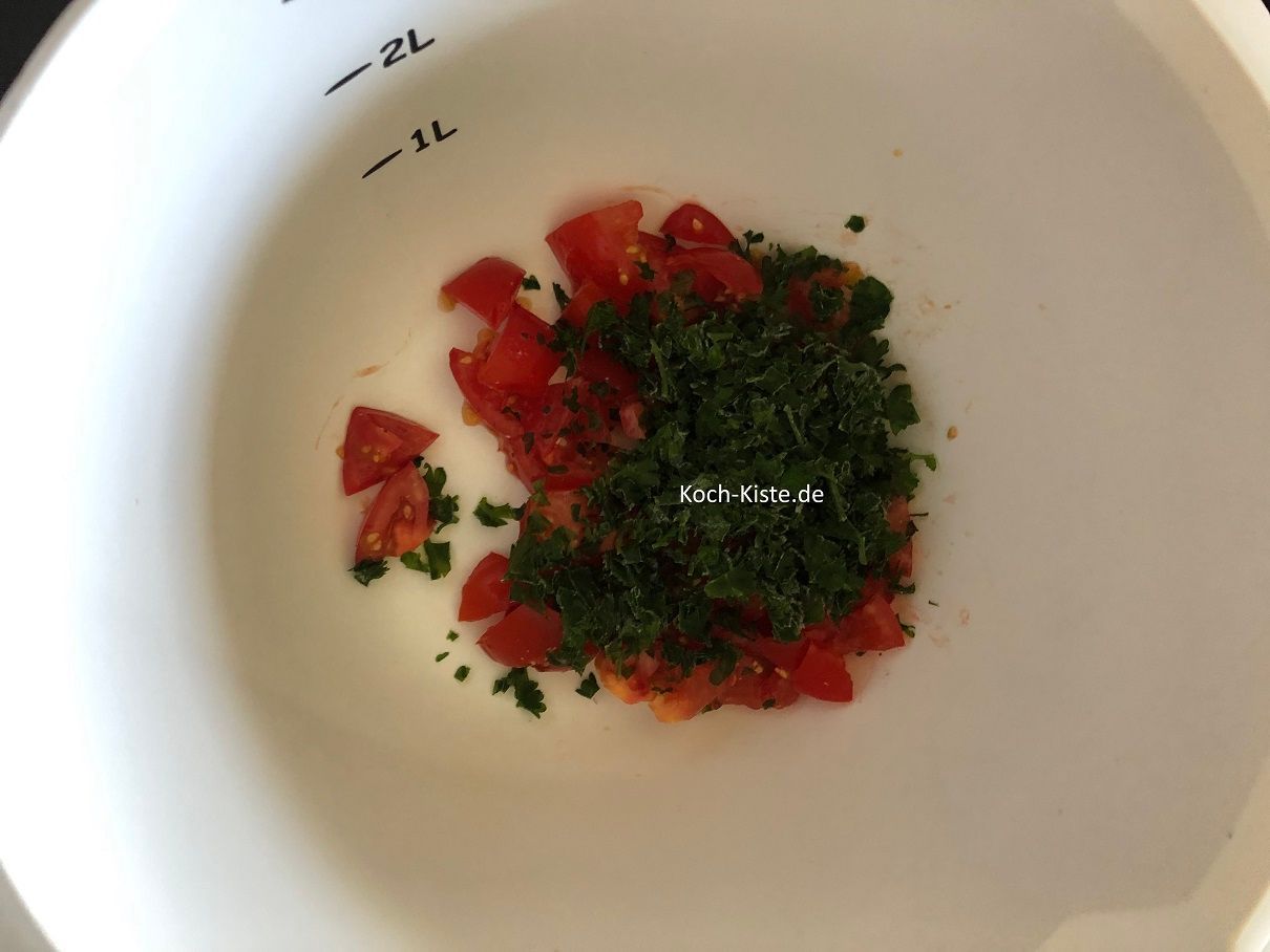 gebe die Tomaten mit den Kräutern in eine Rührschüssel