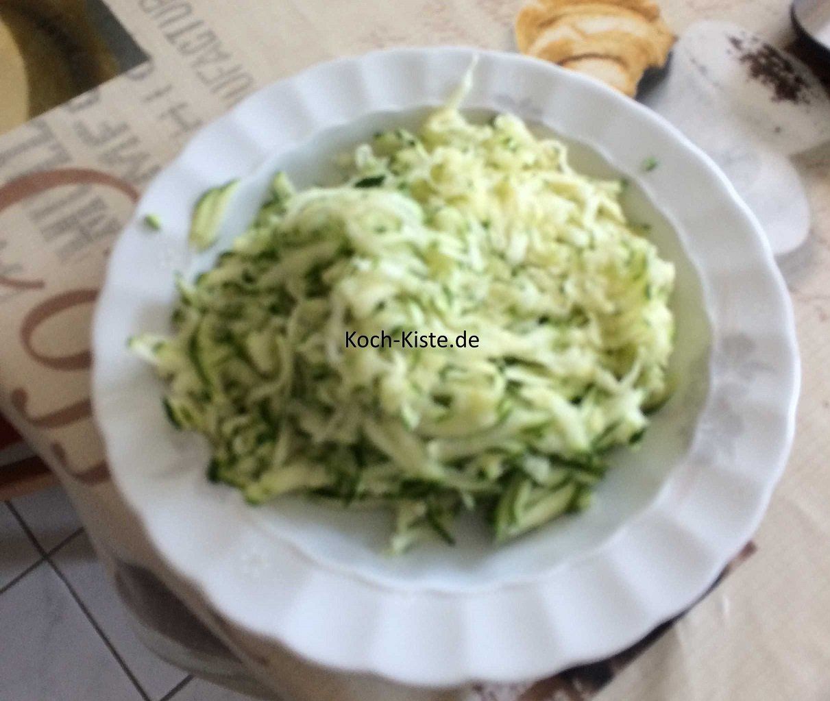 Zucchini waschen und klein raspeln