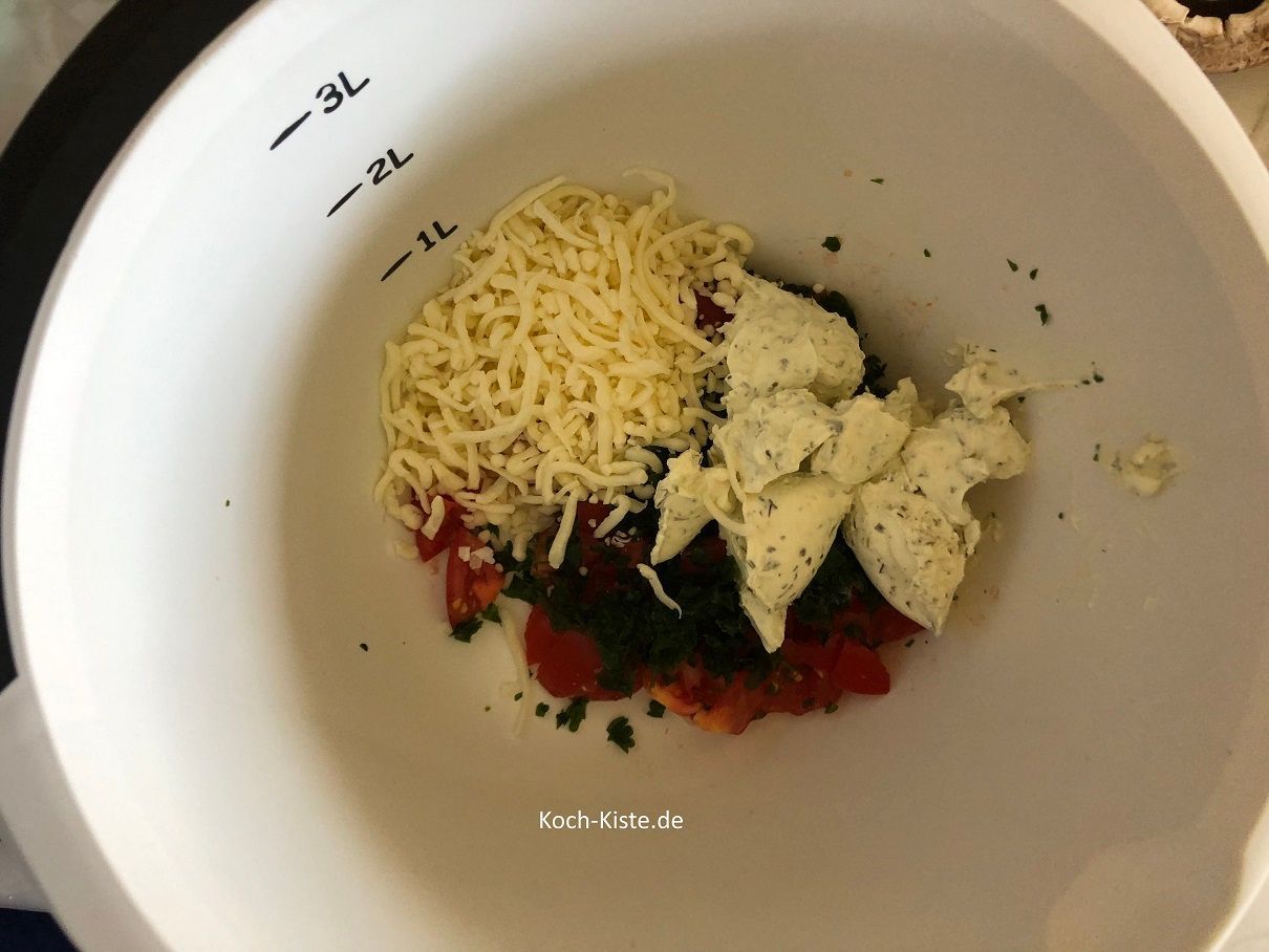als nächstes kommen geriebener Käse und Kräuter Frischkäse hinzu