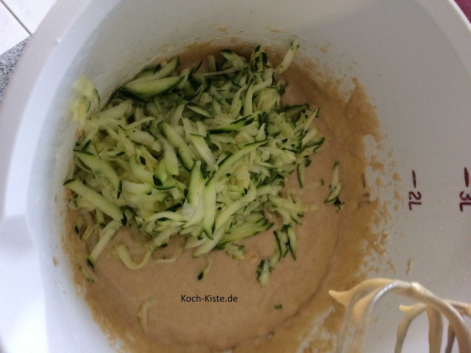 Zucchini-Raspel mit in den Rührteig geben