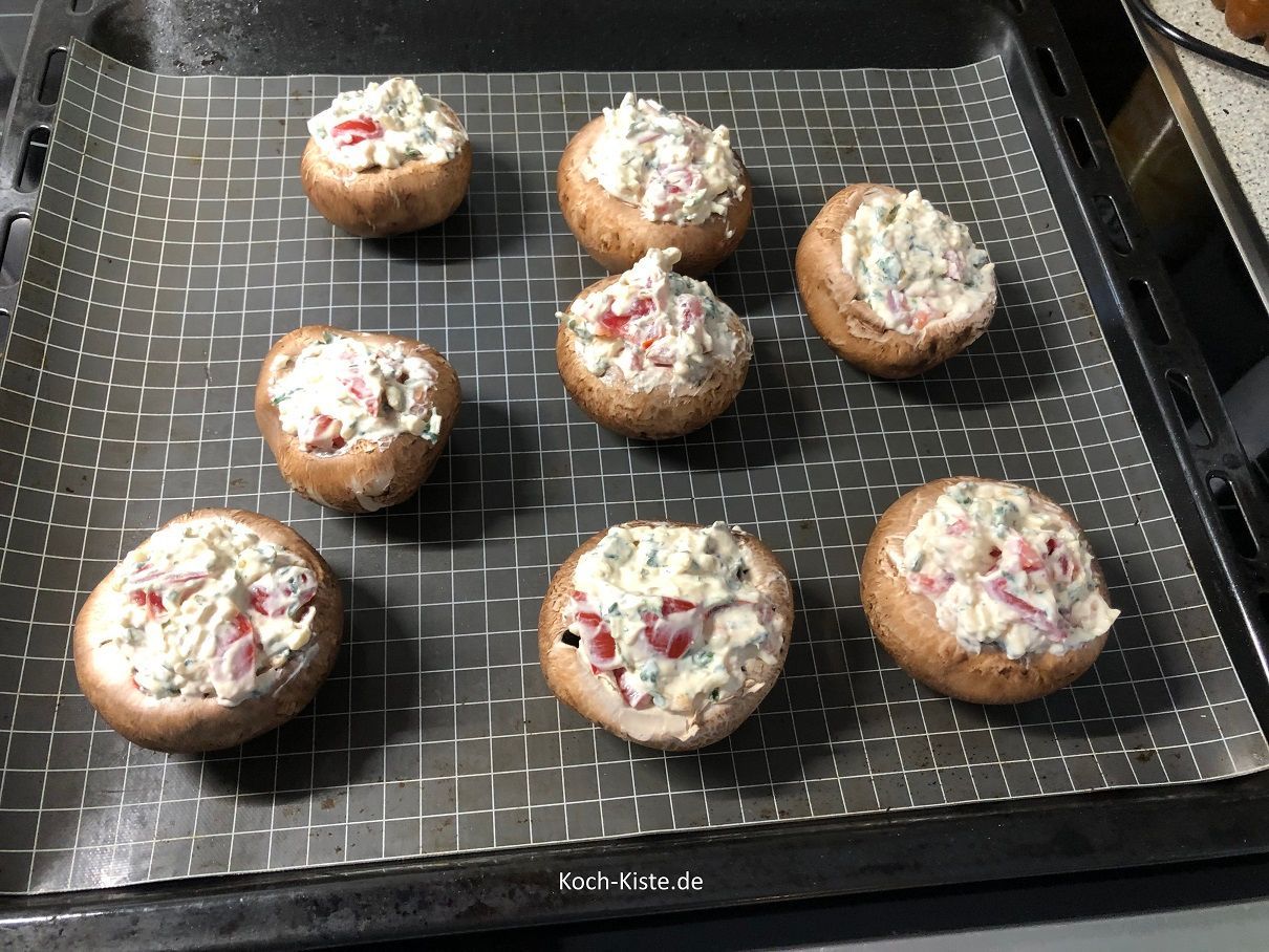 fülle jeden Champignon mit der Käse-Mischung