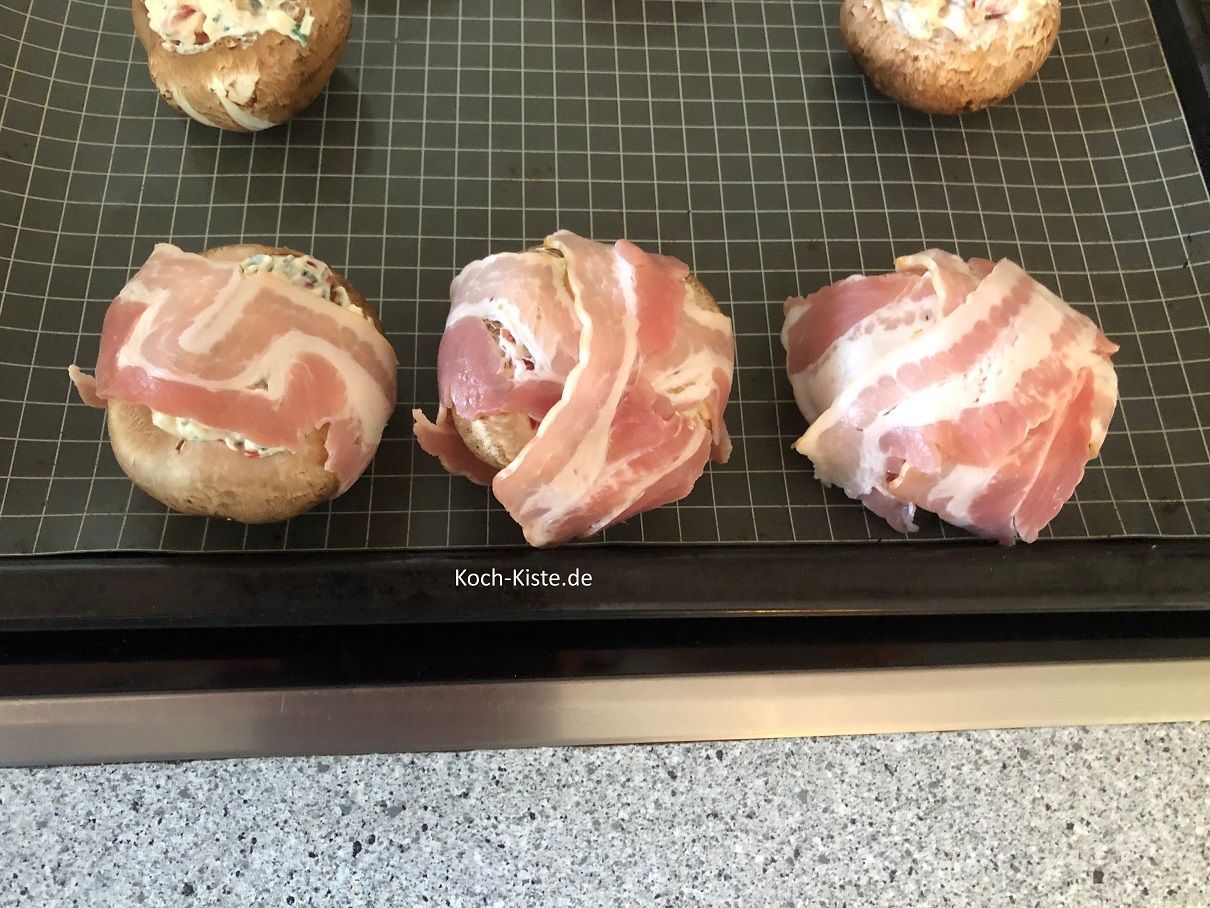 und umwickel ihm mit je 3 Scheiben Frühstücksspeck