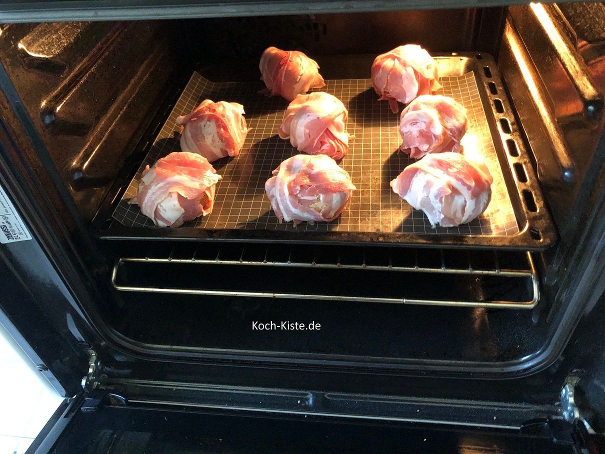 dann kommen die gefüllten, umwickelten Champignons für 15 Minuten in den Backofen