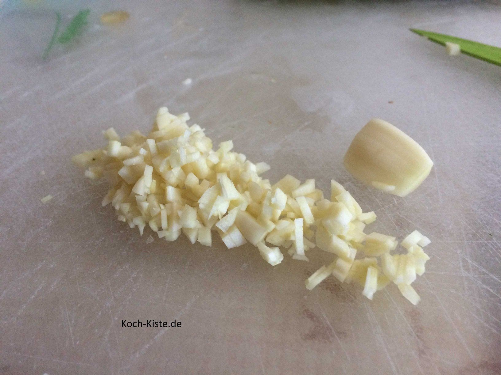 Knoblauch pellen und ganz klein würfeln