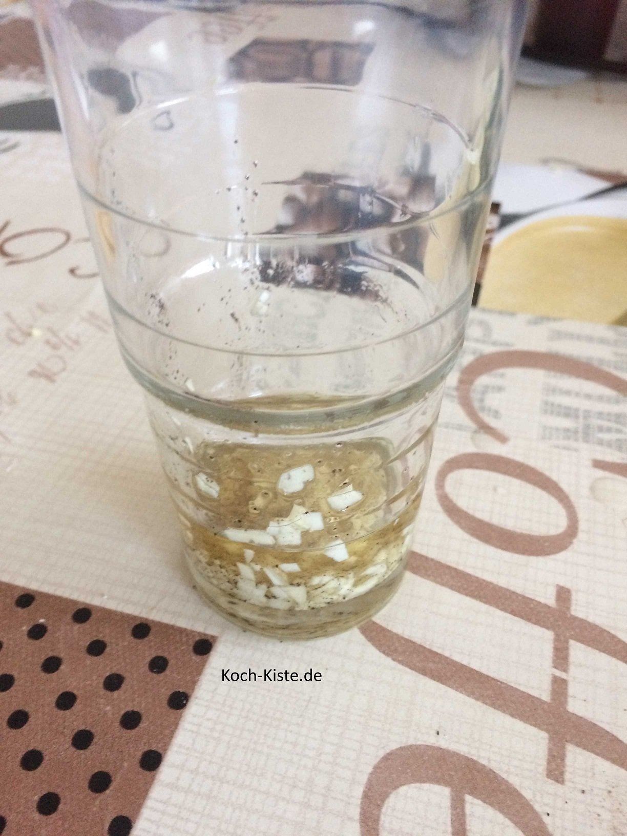 Öl, Pfeffer und Knoblauch verrühren