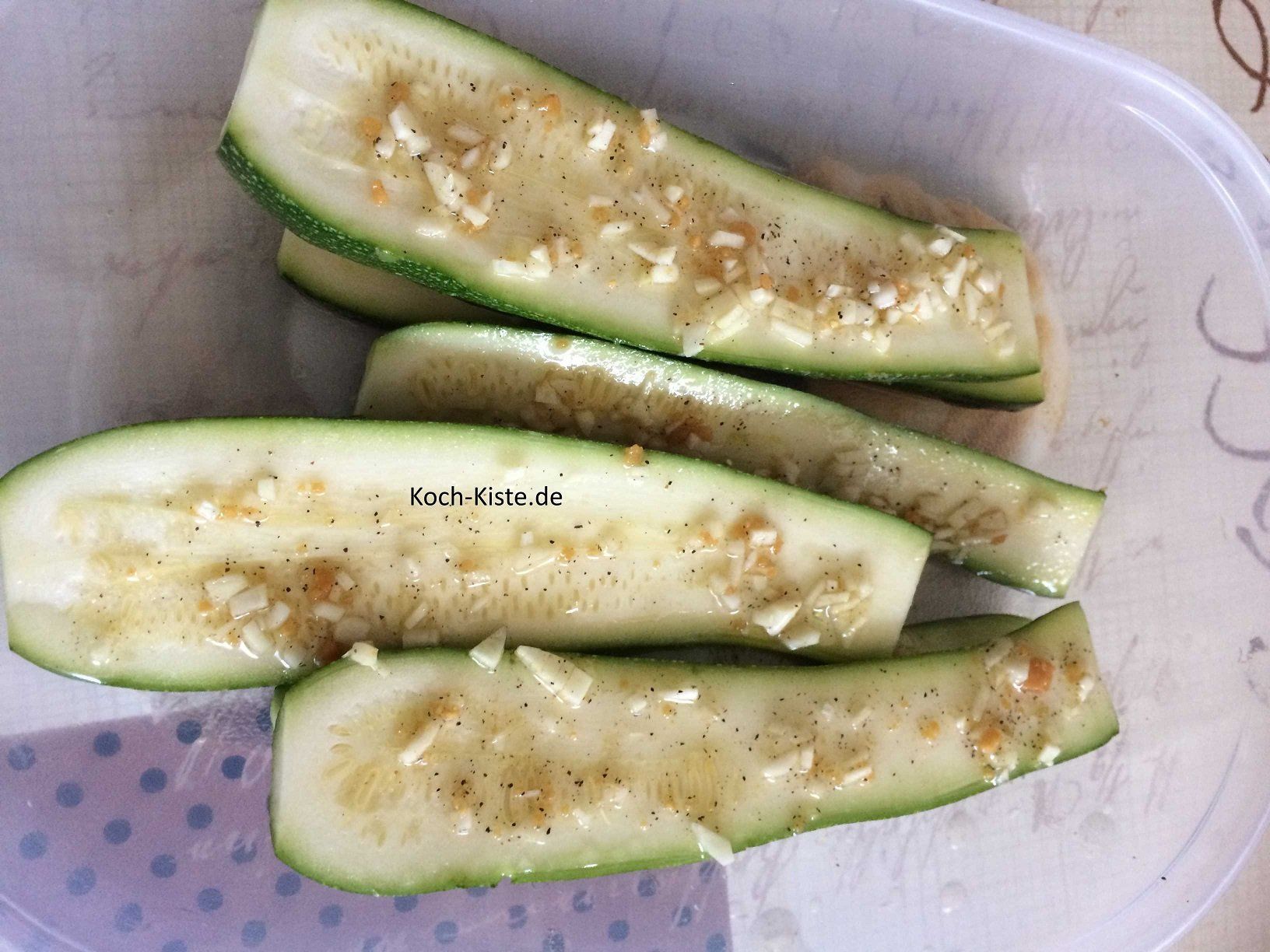 Zucchini mit Knoblauch -Öl bestreichen und den Knoblauch mit einem Teelöffel obenauf geben