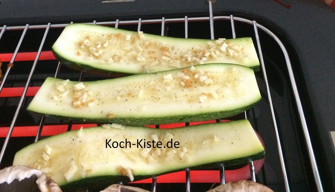 Zucchini auf den Grill legen