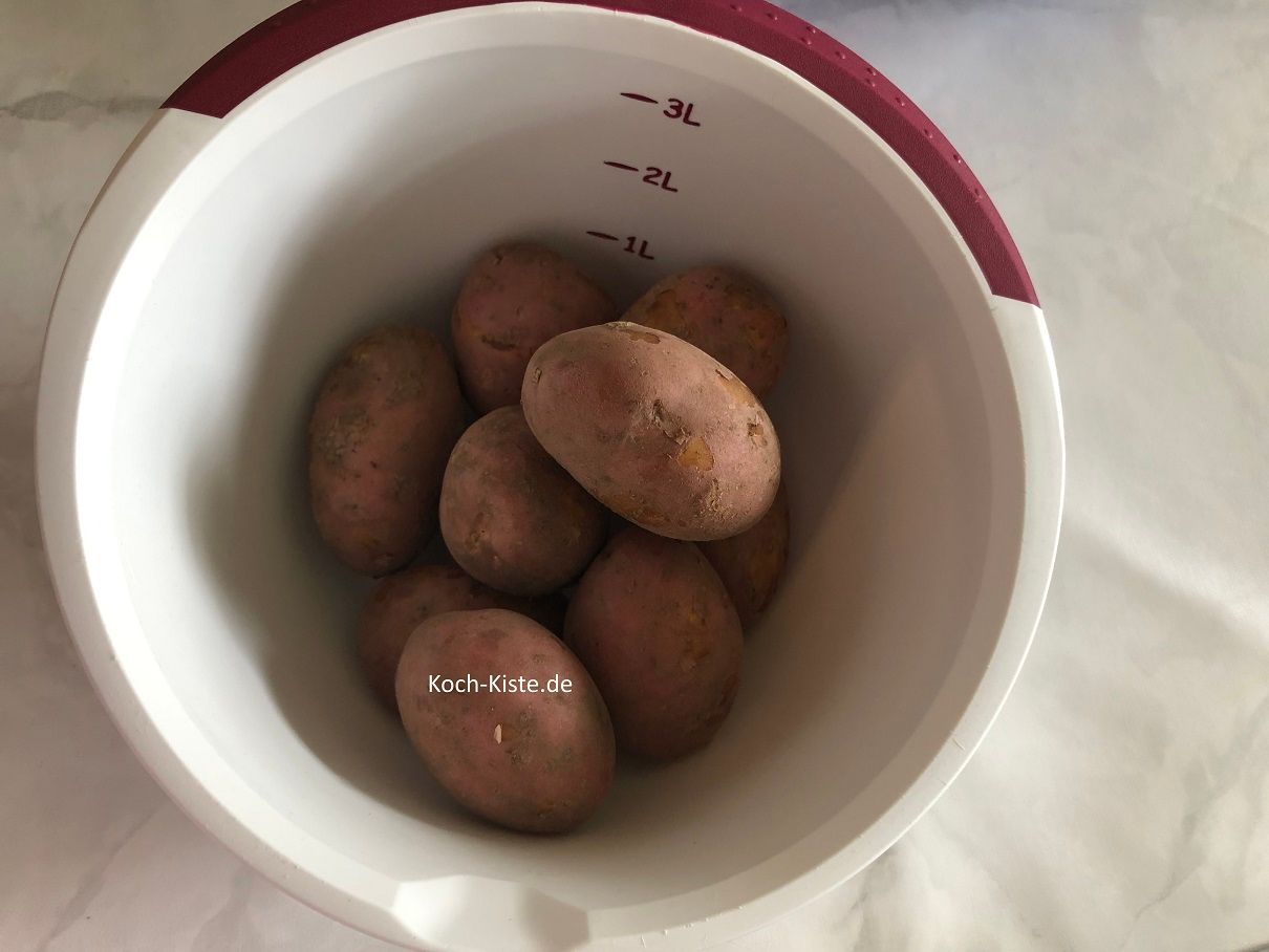 beginne damit 1 Kilogramm Kartoffeln zu schälen und in ein Küchensieb zu geben