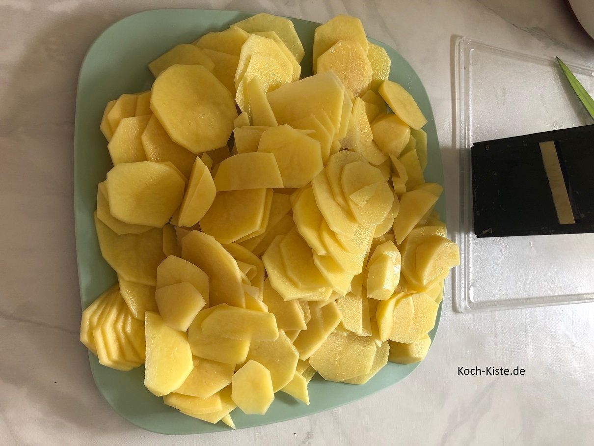 danach werden sie mit einem Küchenhobel in dünne Scheiben geschnitten