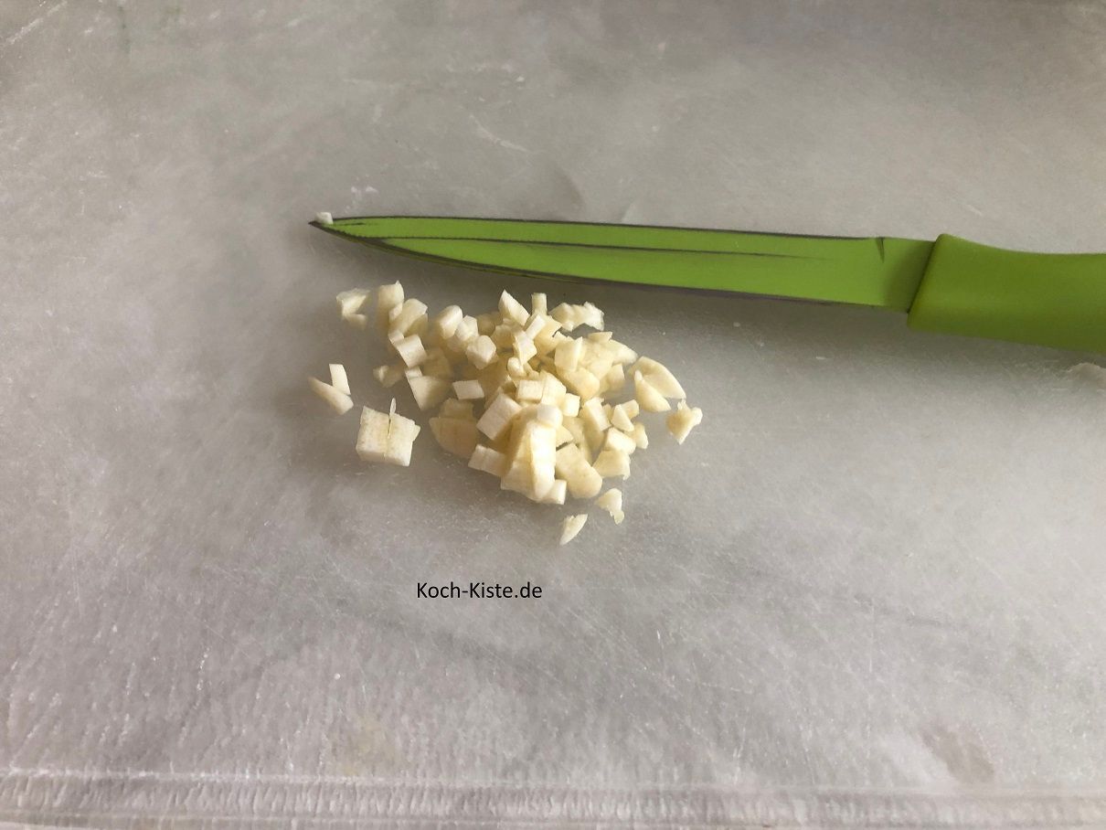 als nächstes pelle 2 Knoblauchzehen und schneide sie in kleine Stücke