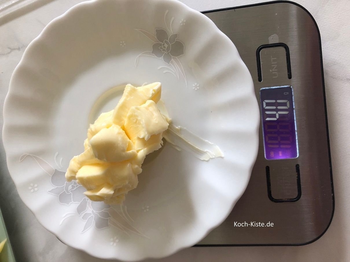 als nächstes brauchst Du 2 Teelöffel Butter, ich habe hier mal zur Kontrolle abgewogen, wie viel das in Gramm ergibt