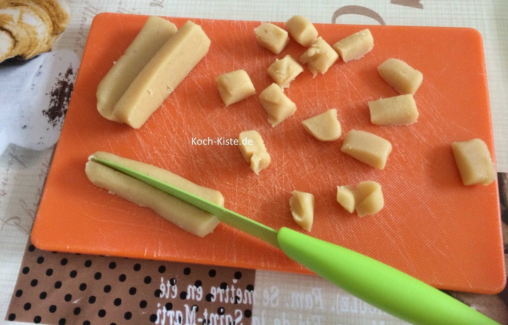 Marzipan in kleine Stücke schneiden