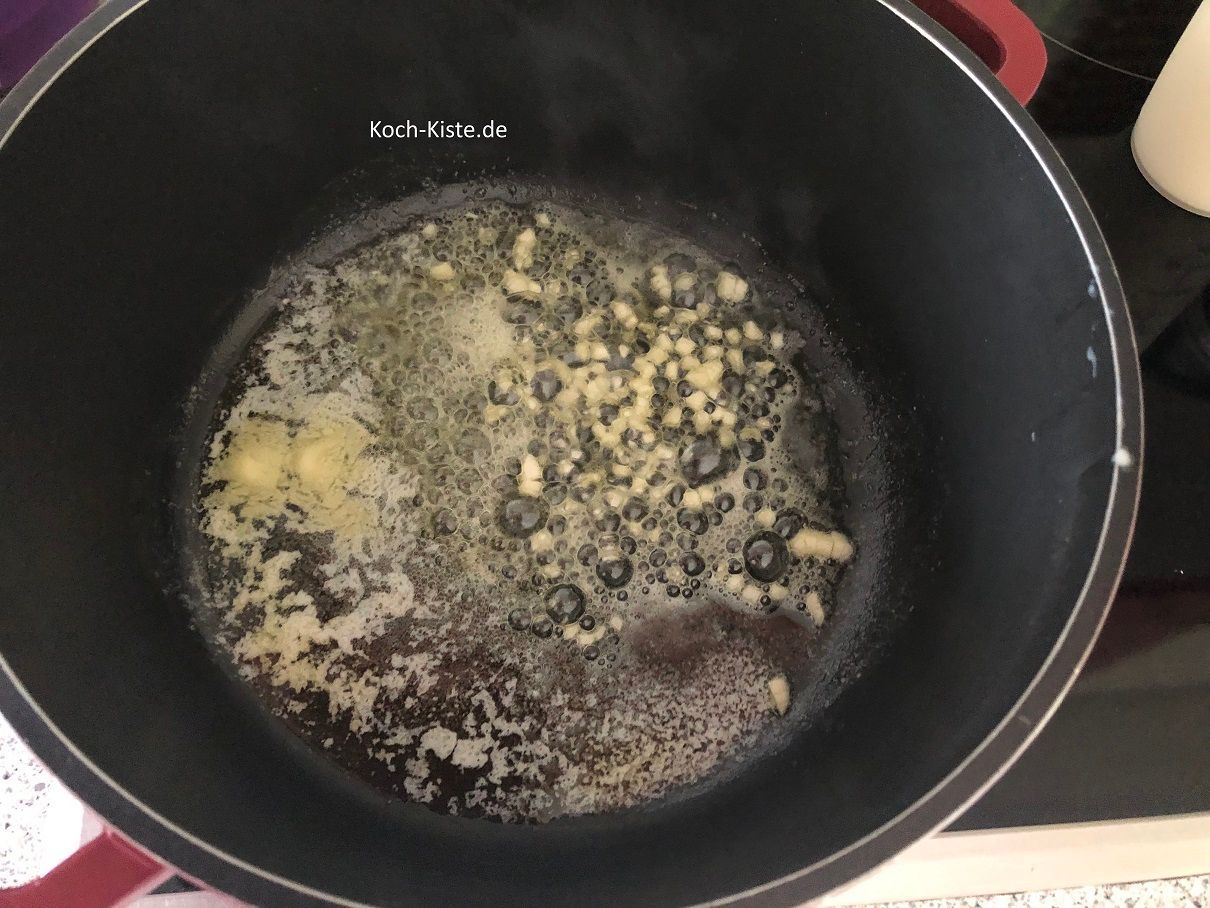gebe die Butter in einen mittleren Kochtopf und lasse sie schmelzen