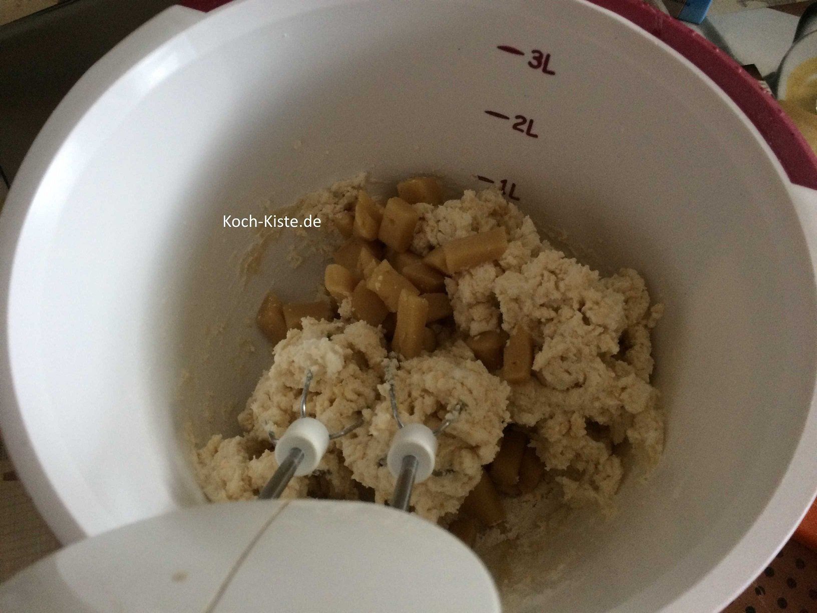 Marzipanstücke in den Teig mit einkneten