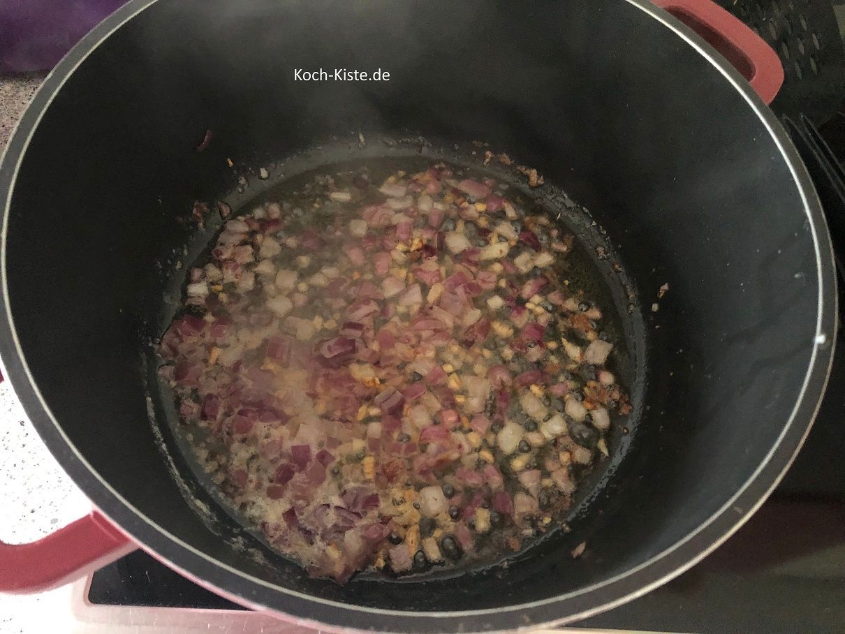 gebe Knobi und Zwiebelwürfel in die Butter und brate sie an
