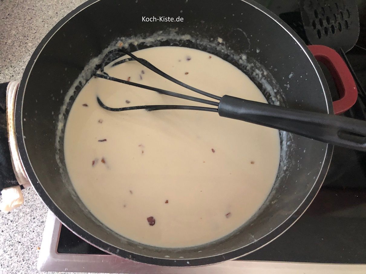 gieße Milch und Sahne hinzu