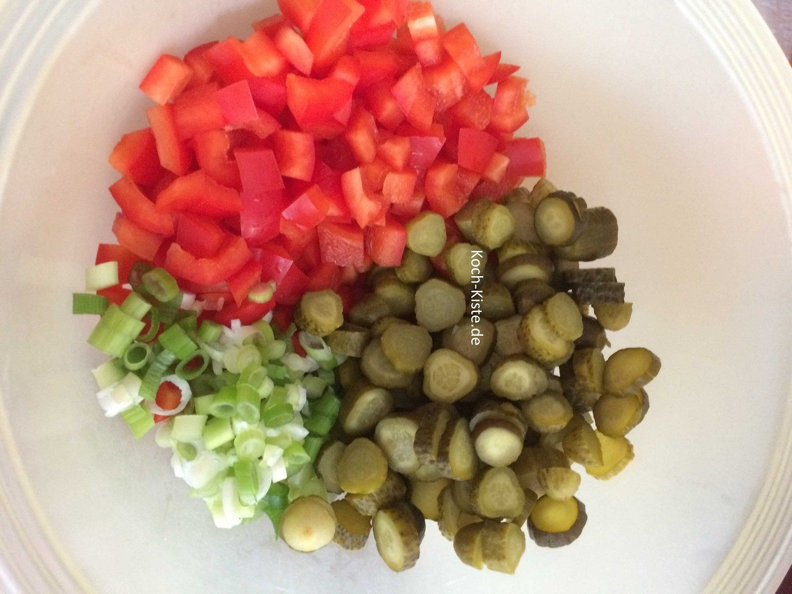 Paprika, Gewürzgurken und Lauchzwiebeln putzen , klein schneiden und in eine Schüssel geben