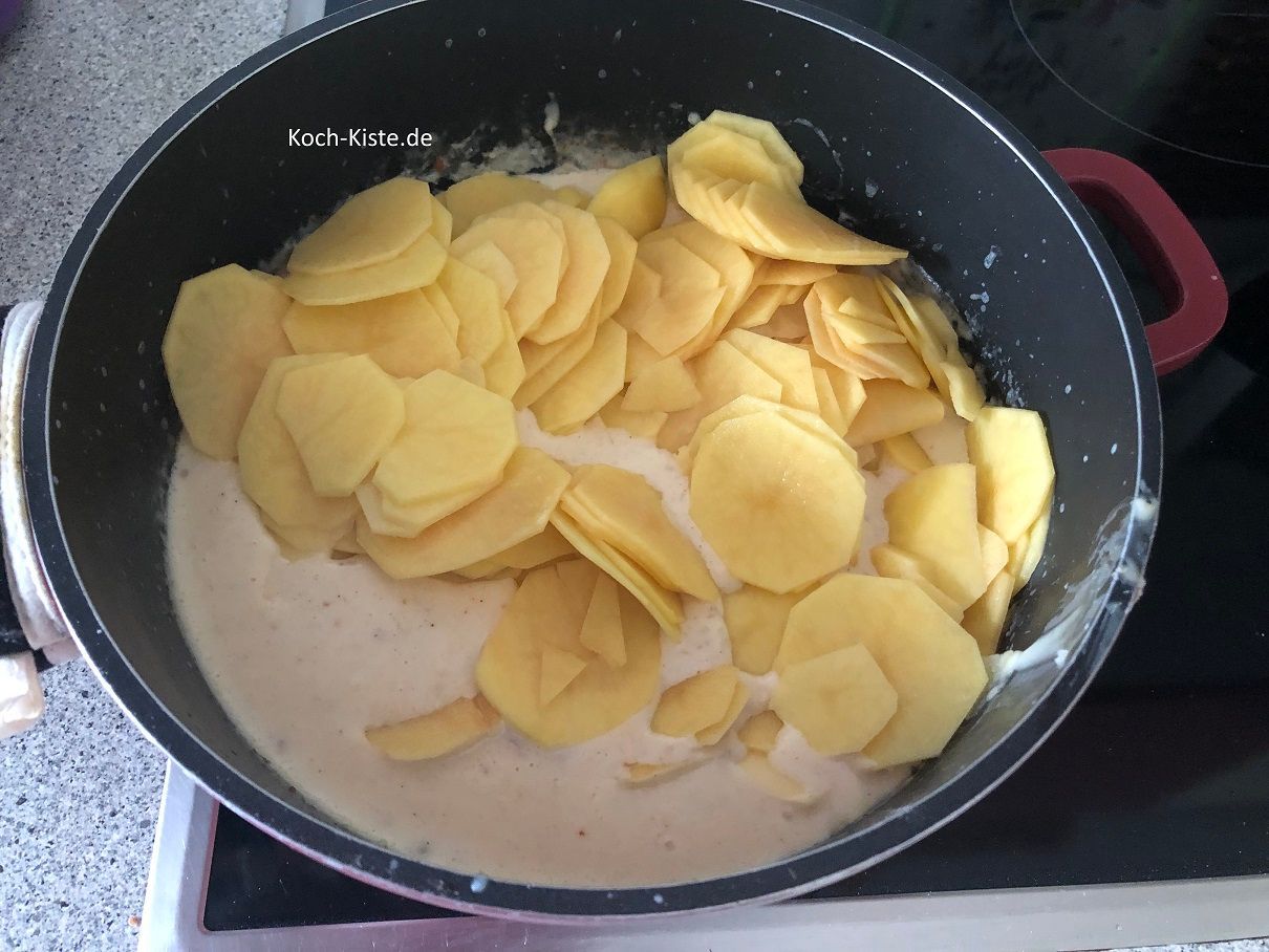 jetzt dürfen die Kartoffelscheiben mit in den Topf
