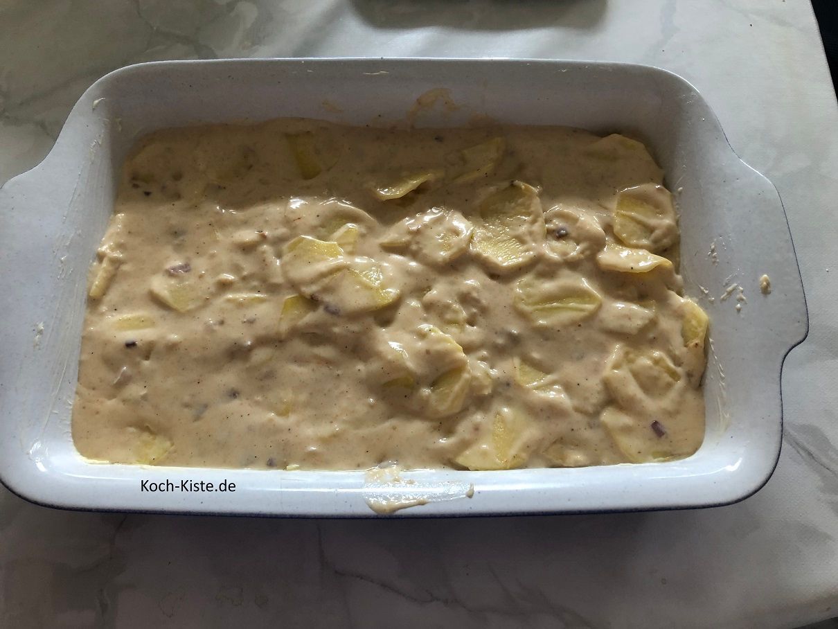 und fülle die Kartoffel-Soßen-Masse in die Auflaufform