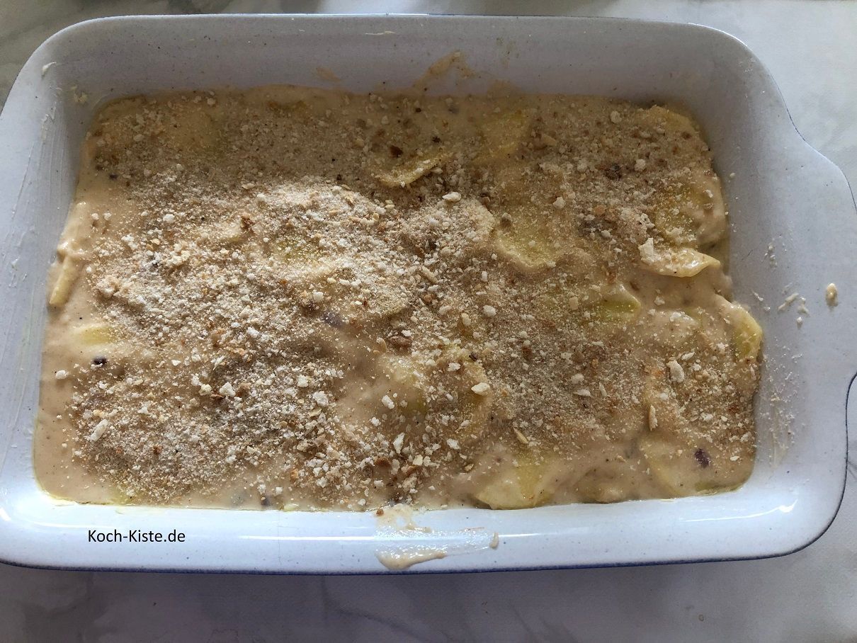 gebe 2-3 Esslöffel Paniermehl oben auf
