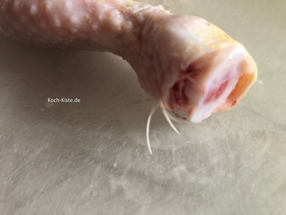 Nun kontrolliere ob bei den Hähnchenbeinen unten noch Federreste vorhanden sind. Diese müssen mit einer Pinzette entfernt / gezogen werden