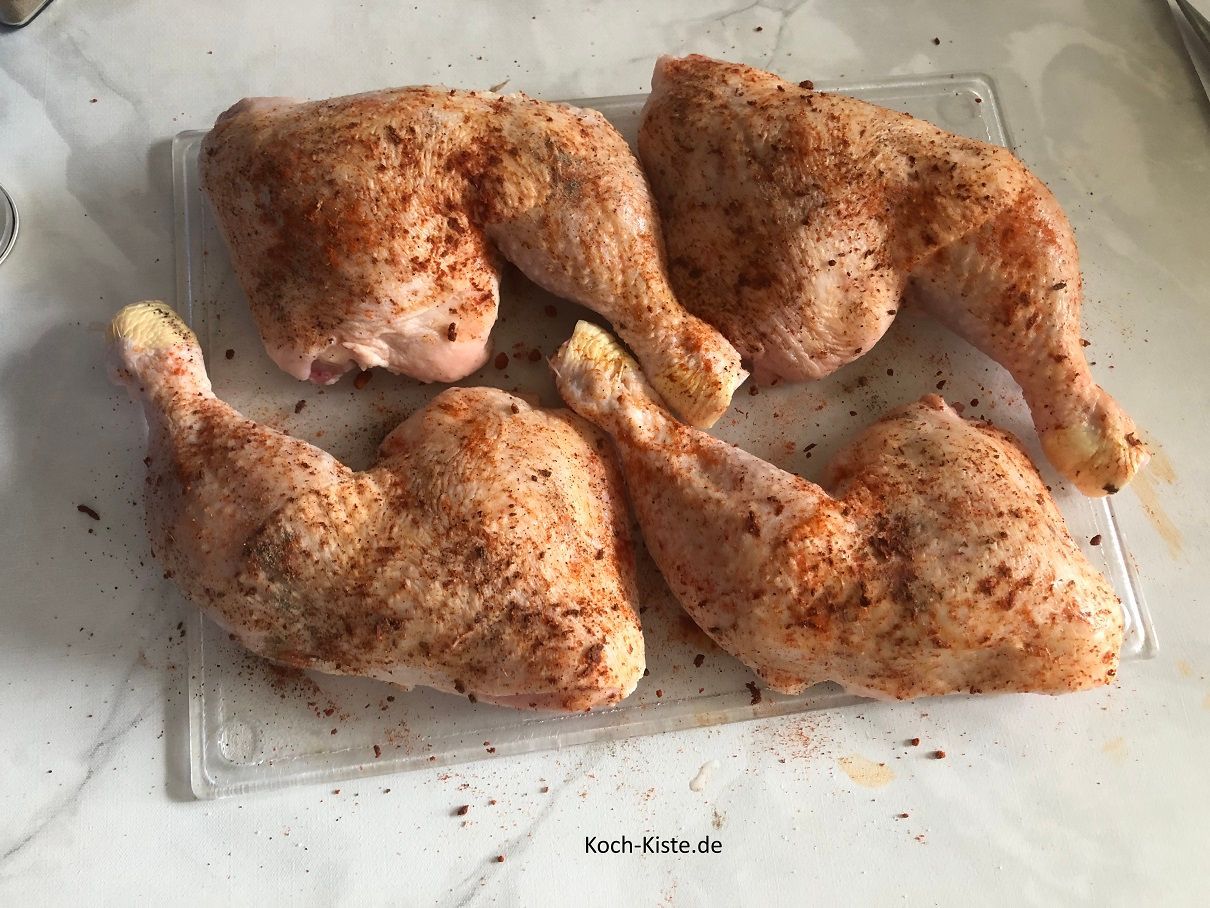 und verreibe mit den Fingern die Gewürze gleichmässig. Sollten deine Hähnchenbeine schon zu trocken sein, kannst Du entweder etwas Wasser verwenden oder etwas Sonnenblumenöl.Drehe die Hähnchenbeine um und würze die Rückseite genauso.
