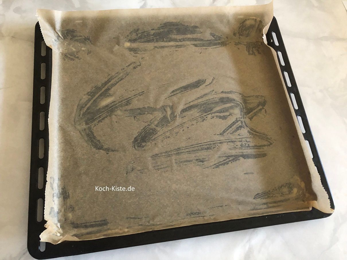 dann lege das Backpapier auf das Backblech und drücke es etwas fest