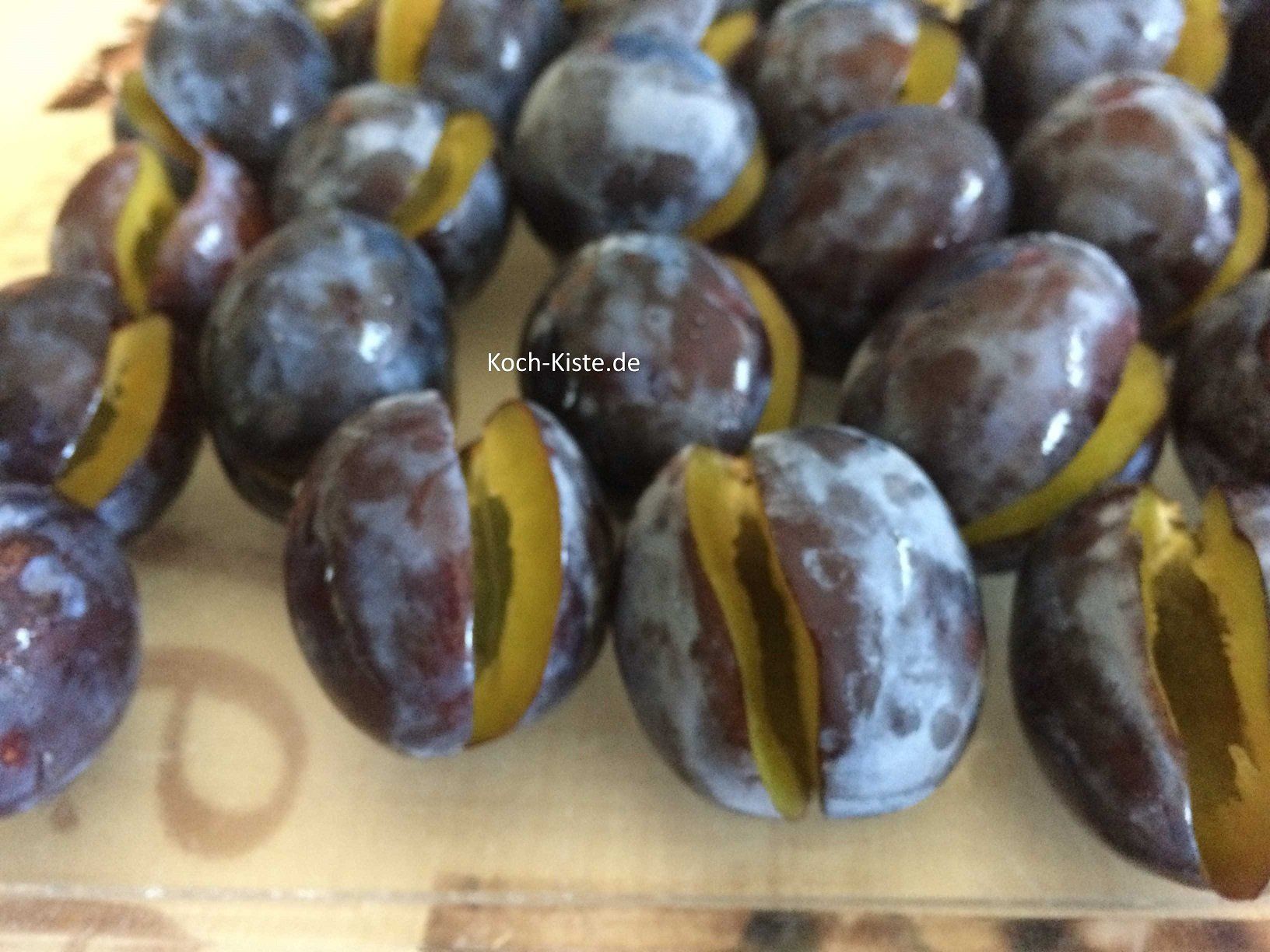 Zwtschgen entstielen, abspülen und fast halbieren