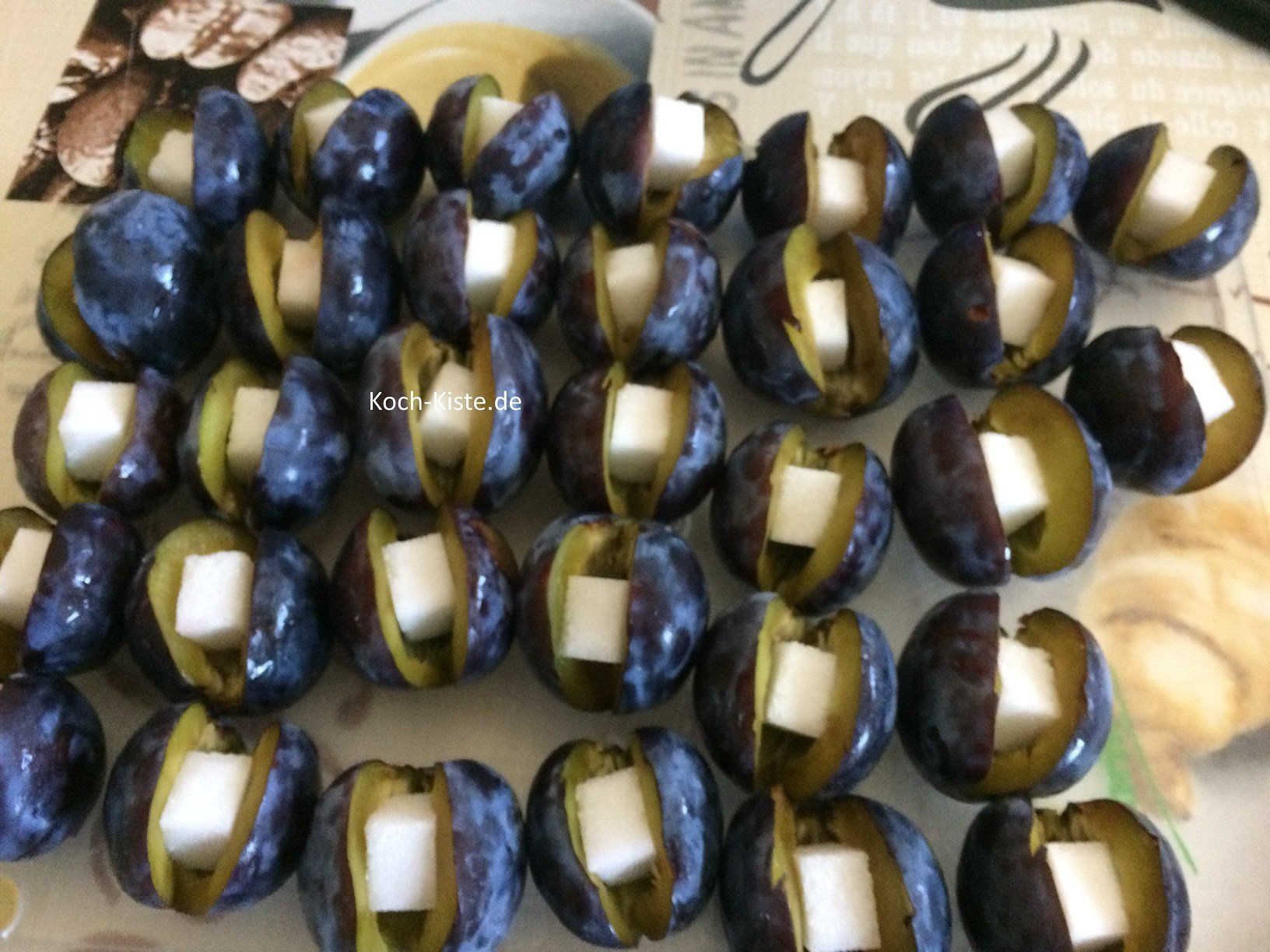 Zwtschgen mit Würfelzucker füllen