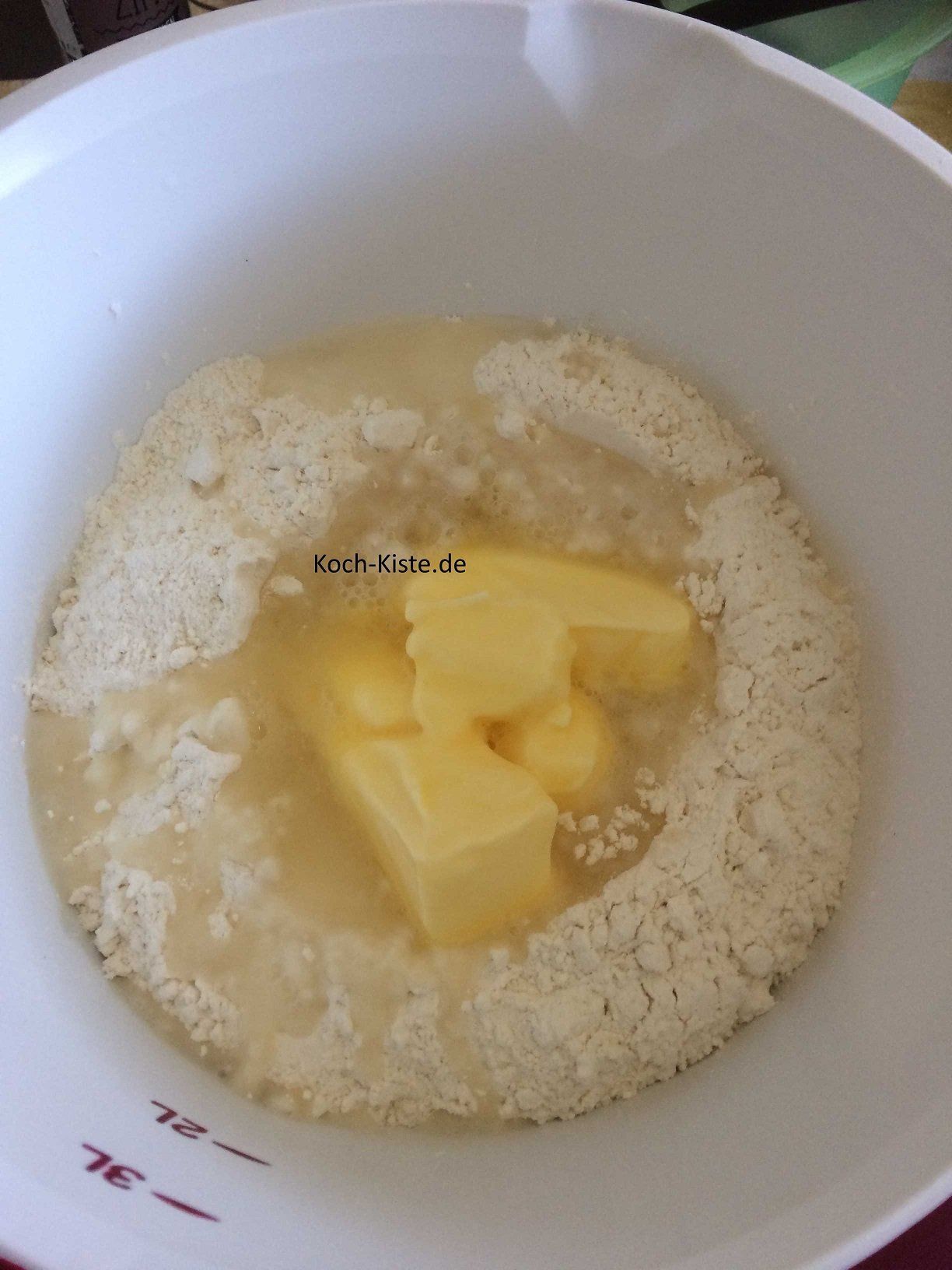 Zutaten für den Teig in eine Rührschüssel geben