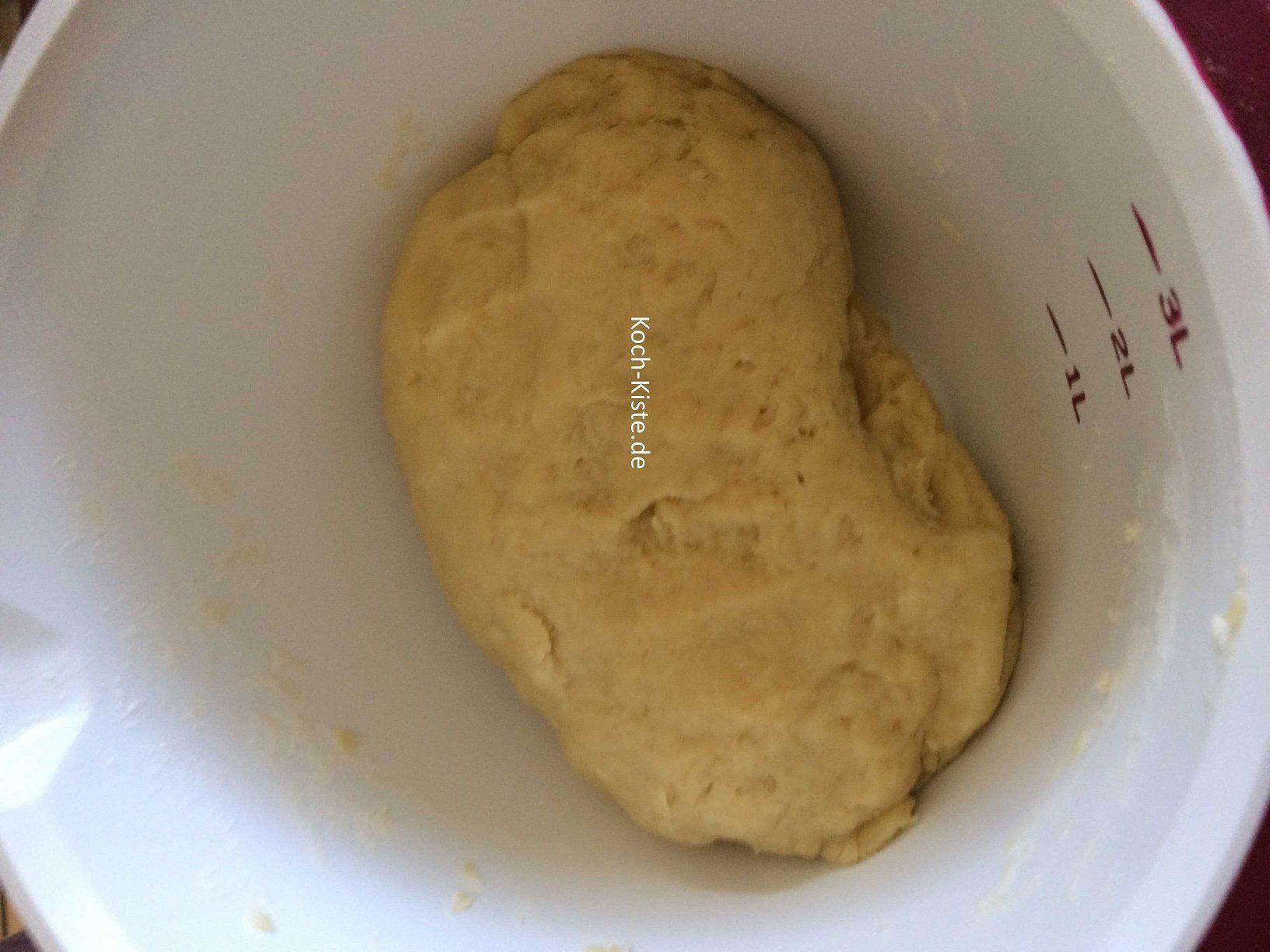 Zutaten zu einem Teig verkneten