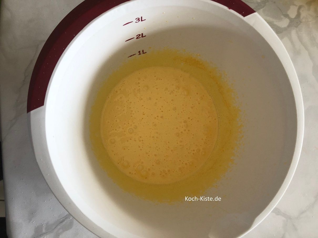 nun schlage die Eier mit dem Mixer auf und lasse dabei langsam den Zucker einrieseln. Die Masse muss cremig werden.