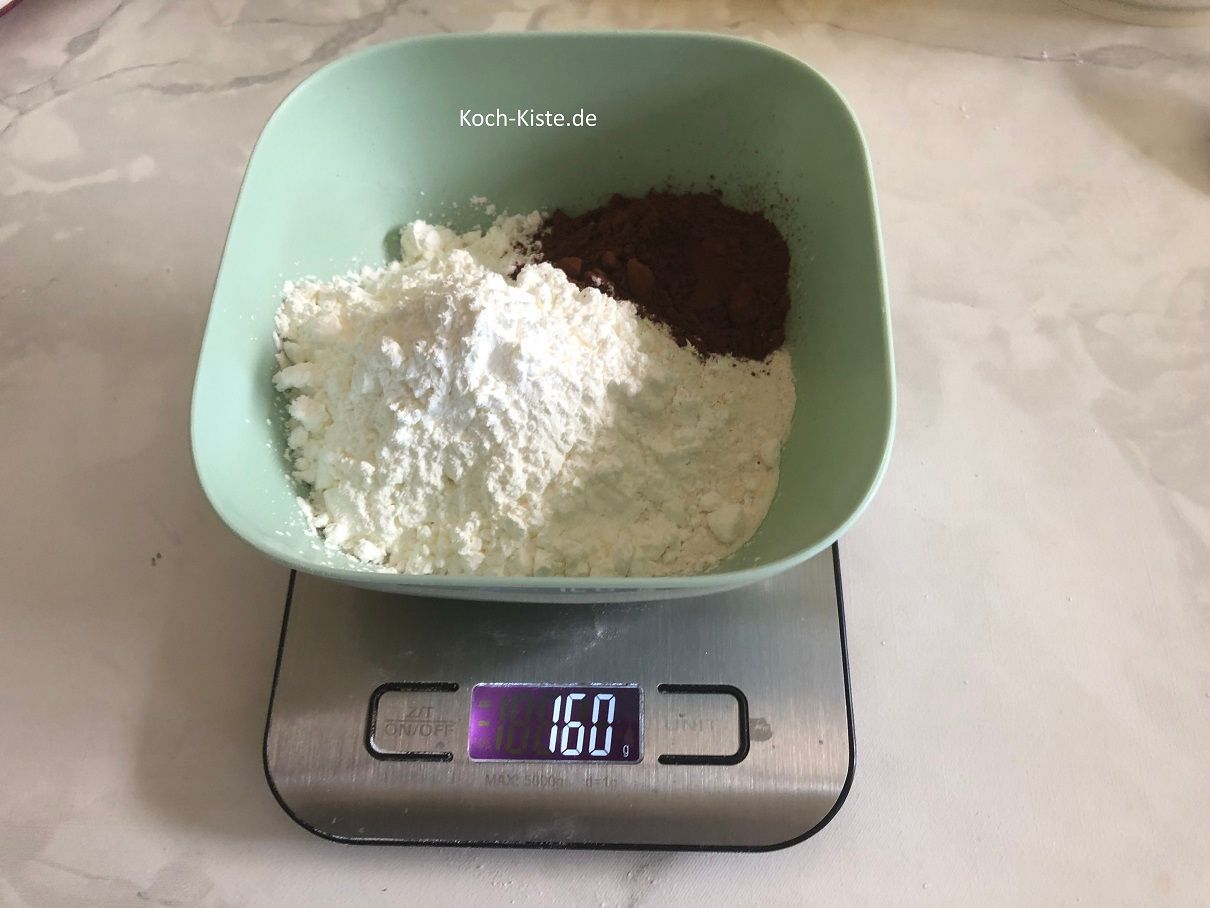 dann die 75 Gramm Speisestärke ( auf 150 Gramm) und 10 Gramm Backkakaopulver