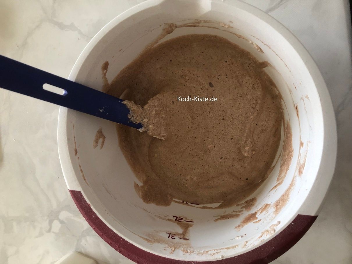 hebe den Eischnee unter die Masse