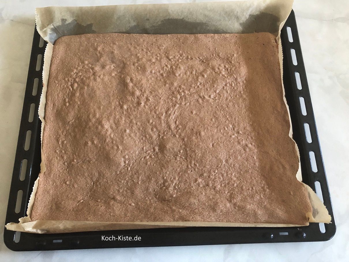 streiche die Teigmasse gleichmäßig auf das Backblech
