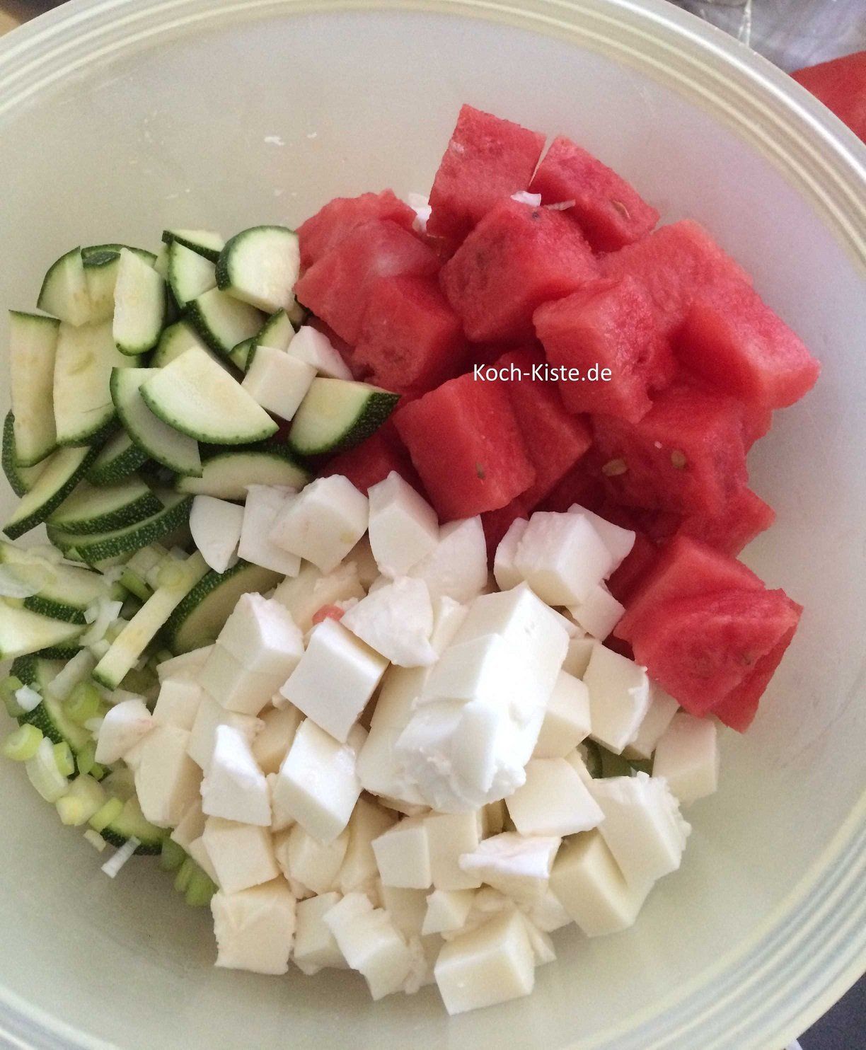 Zucchini, Mozarella und Wassermelonenwürfel in eine Schüssel geben