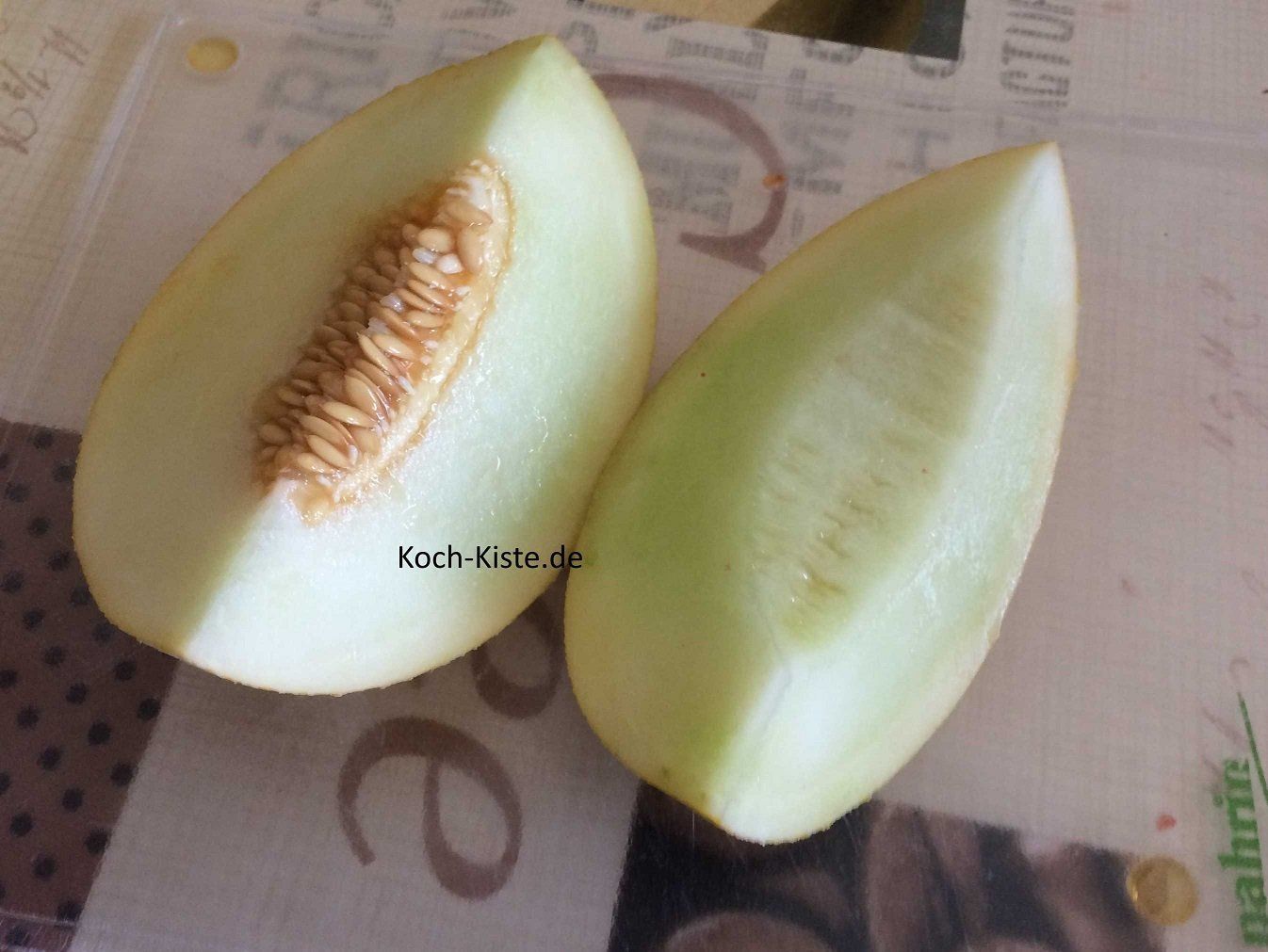 Melonen halbieren, vierteln , entkernen und klein würfeln