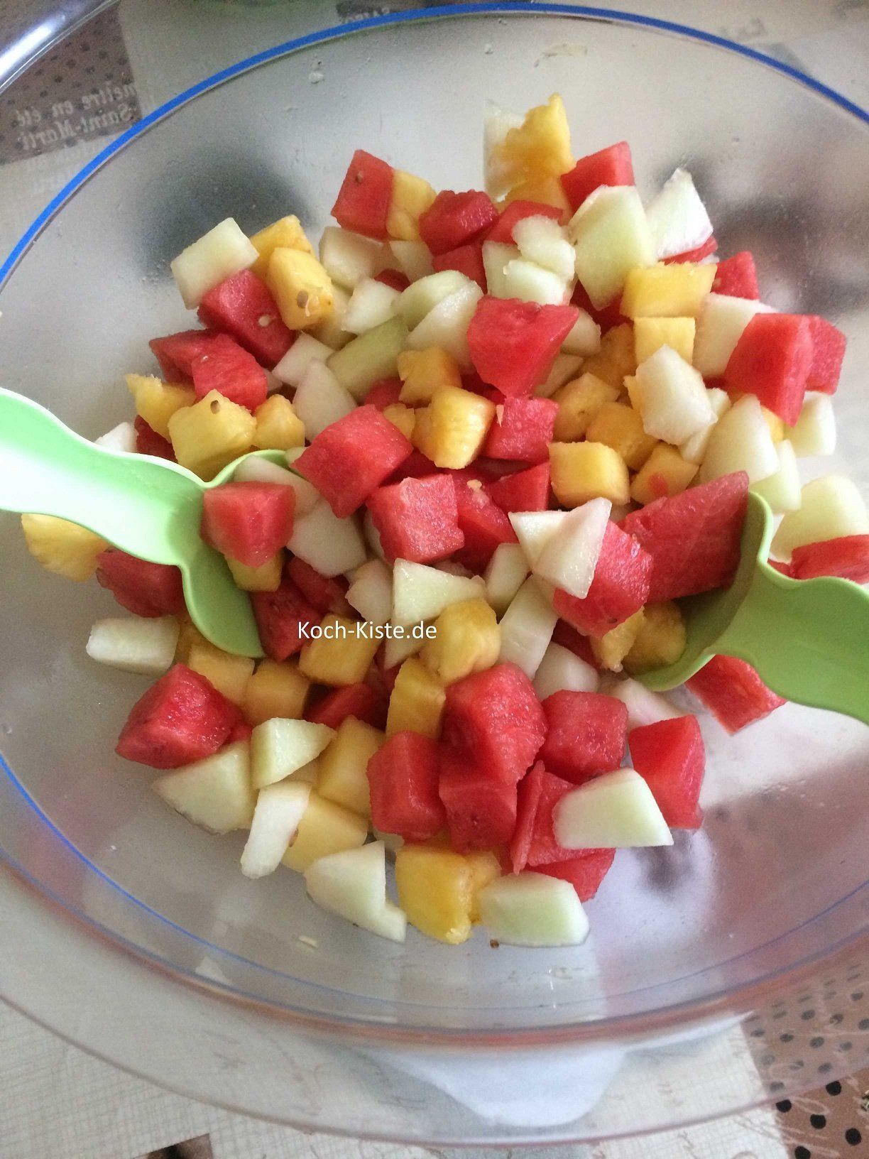 Salat mit Zitronen-Honig- Mischung verrühren