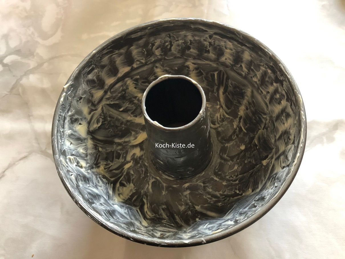 beginne damit die Kuchenform einzufetten