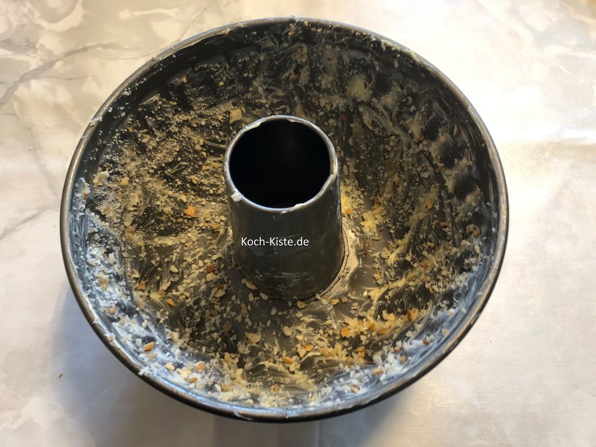 und anschließend mit Paniermehl zu bestreuen