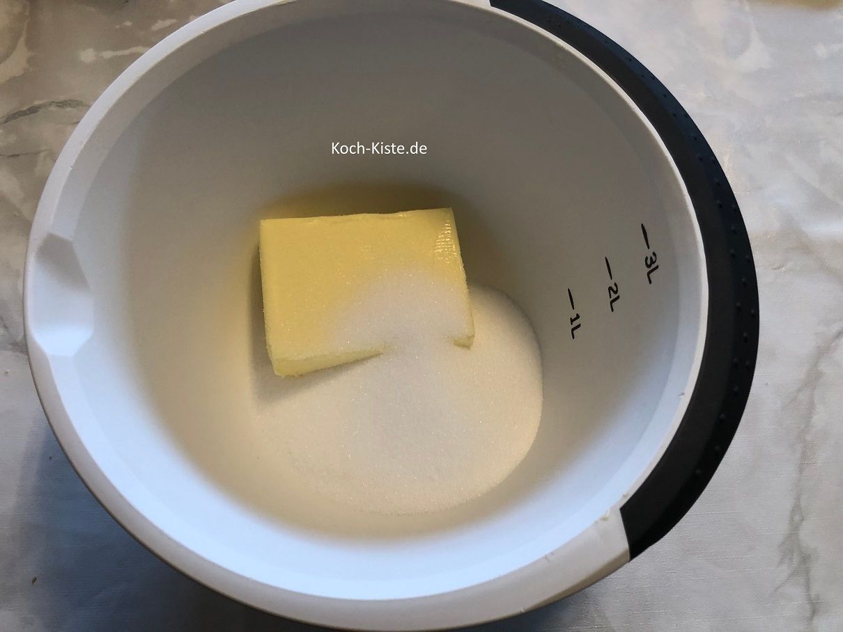Jetzt nehme Dir die Rührschüssel gebe das Packet weiche Butter hinein, stelle die Rührschüssel auf die Küchenwaage auf 0 und wiege 200 Gramm Zucker ab