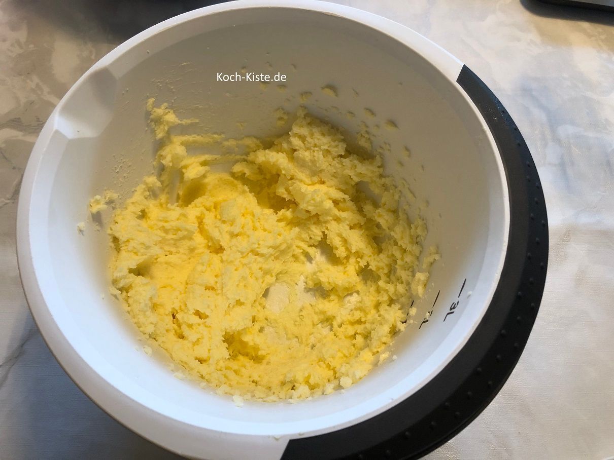 verrühre mit dem Handrührgerät alles zu einer geschmeidigen Masse