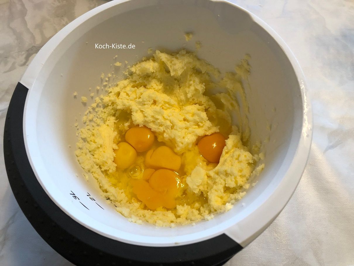 als nächstes gebe 5 Eier mit in die Rührschüssel