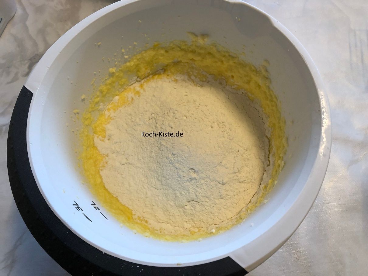 stelle die Rührschüssel auf die Küchenwaage auf 0 und wiege 250 Gramm Dinkelmehl 630 in die Rührschüssel