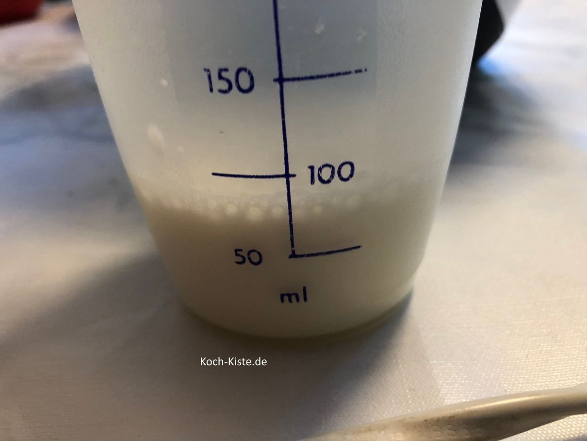 nun messe 75 Milliliter Milch ab und gieße sie mit in die Rührschüssel