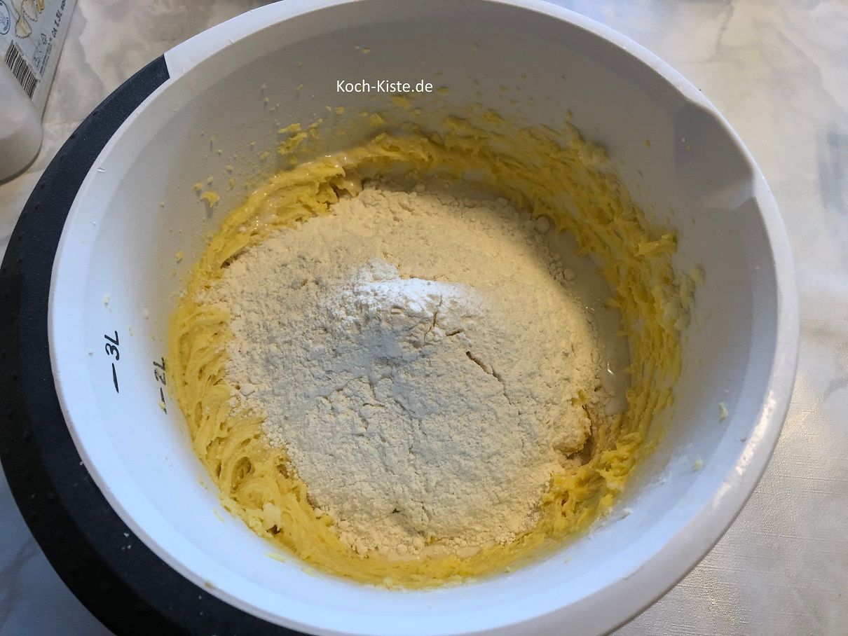 stelle die Rührschüssel erneut auf die Küchenwaage auf 0 und wiege nochmal 250 Gramm Dinkelmehl 630 hinein